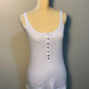 WHITE RIBBED TANK SIZE M BUTTONS IN FRONT